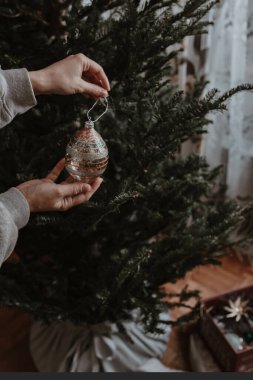 Noel ağacı süslemesi. Tatil zamanı. Işıklar, süsler, eski moda dekorlar. Yeşil kürk ağacı. Mutlu Noeller, mutlu yıllar. Otantik ağaç süslemeleri. Tatil bitti. Eşyaları kutulara koyun..