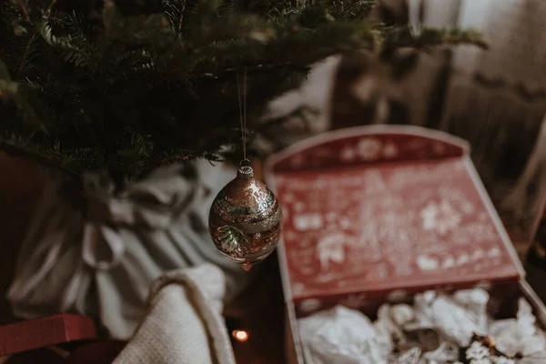 Kerstboom Versieren Vakantie Tijd Lichten Ornamenten Vintage Retro Decor Groene — Stockfoto