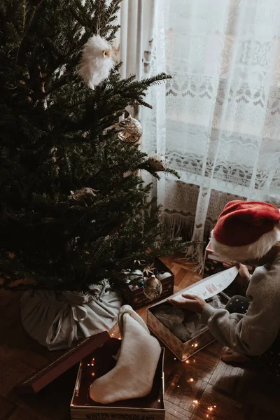 Jonge Vrouw Versiert Kerstboom Vakantie Seizoen Lichten Ornamenten Vintage Retro — Stockfoto