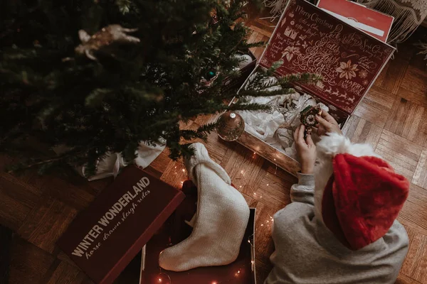 Jonge Vrouw Versiert Kerstboom Vakantie Seizoen Lichten Ornamenten Vintage Retro — Stockfoto