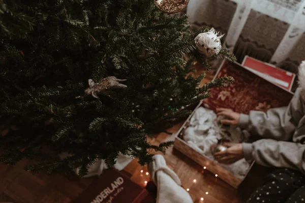 Jonge Vrouw Versiert Kerstboom Vakantie Seizoen Lichten Ornamenten Vintage Retro — Stockfoto