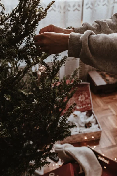 Kerstboom Versieren Vakantie Tijd Lichten Ornamenten Vintage Retro Decor Groene — Stockfoto