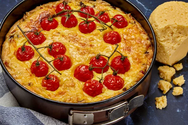 Dal ve tavukta fırında domatesli lezzetli turta.