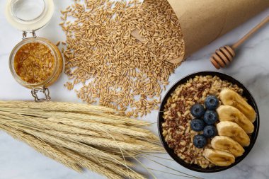 Yabanmersinli ve muzlu tam tahıllı yulaf ezmesi.