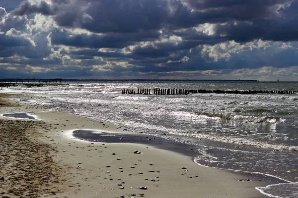 Dramatisk himmel og lyst hav i baklys – stockfoto