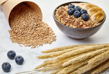 Yaban mersinli ve muzlu tam tahıllı yulaf ezmesi.