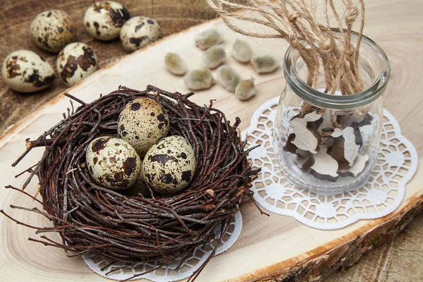 Dallar ve oyuncak tavşanlardan oluşan bir yuvada bıldırcın yumurtaları. — Stok fotoğraf