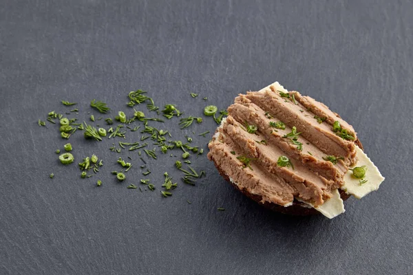 Sandwich met huisgemaakte paté op brood en boter — Stockfoto
