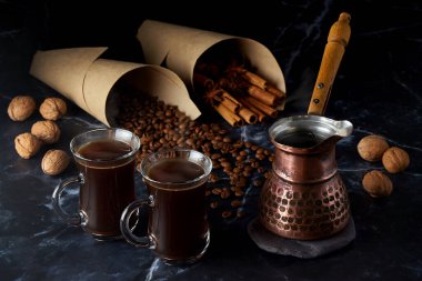 Türk ve baharatlı iki fincan sıcak kahve.