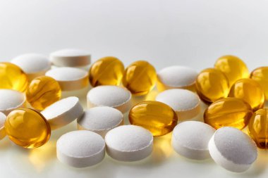 Bağışıklığı güçlendirmek için çinko tabletler ve D3 vitamini kapsülleri