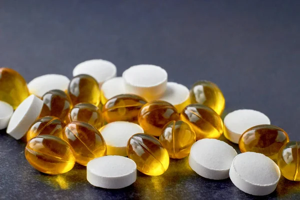 Bağışıklığı güçlendirmek için çinko tabletler ve D3 vitamini kapsülleri