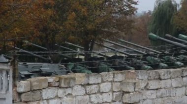 Sovyet topları dikenli tellerin üzerinde.