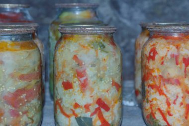 Rafta birkaç kutu konserve brokoli var.