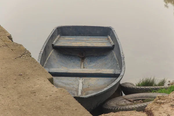 Altes Boot Ufer Der Betonmole — Stockfoto