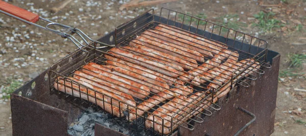 Salsichas Carne São Grelhadas Grelha — Fotografia de Stock