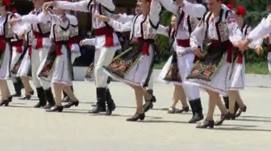 Moldova Cahul 16.05.2021 güzel kız ve erkekler, ulusal kostümler içinde el ele atlayıp, milli Moldova dansını yapıyorlar..
