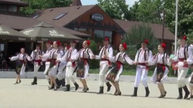 Moldova Cahul 16.05.2021.Genç kız ve erkek çocuklar sokaklarda hızlı bir Moldova dansı yapıyor