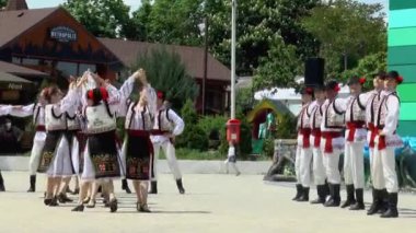 Moldova Cahul 16.05.2021.Genç kız ve erkek çocuklar sokaklarda güzel bir Moldova dansı yapıyor