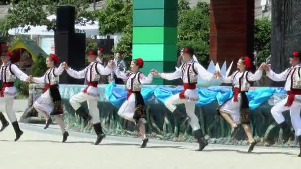 摩尔多瓦卡胡尔2002年5月16日男孩和女孩们穿着民族服装跳着手拉着手慢动作地表演摩尔达维亚民族舞蹈 — 图库视频影像