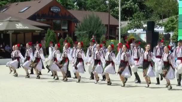 Moldavië Cahul 2021 Jongens Meisjes Springen Hand Hand Nationale Kostuums — Stockvideo