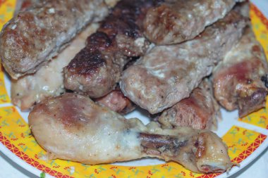  Tavuk budu ve fırında sosis yakın planda.