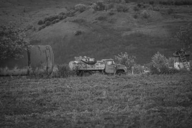 Siyah beyaz eski paslı Sovyet kamyonu ile tepe manzarası