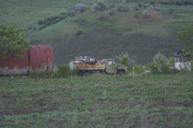 Eski paslı Sovyet kamyonlu tepe manzarası