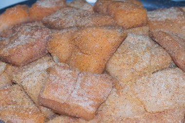 Bir sürü doğranmış domuz yağı.