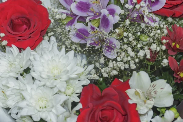 Bir sürü farklı güzel çiçekli buket..