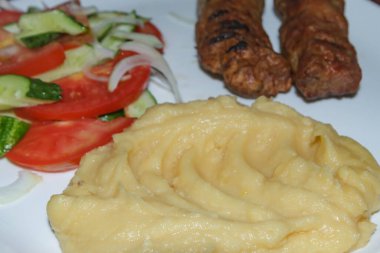 Salata ve kızarmış sosisli bezelye püresi..