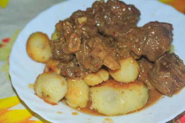 Bir tabak patates ve keçi eti.