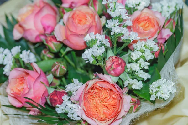  Küçük taç yaprakları ve küçük beyaz çiçekli sarı-kırmızı güller..