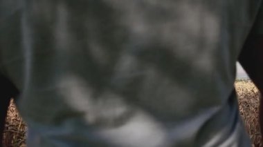 Beyaz şapkalı bir adam çavdar tarlasına girer, dikiz aynasıyla..