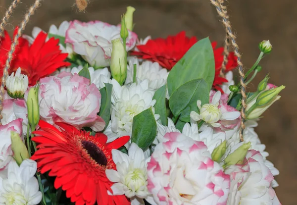  Bir sürü güzel taze çiçekli sepet..