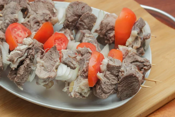 Carne Capra Cruda Con Pomodori Tritati Spiedini Una Tavola Legno — Foto Stock