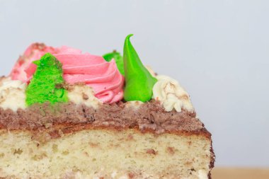 Lezzetli pastadan dilimlenmiş bir parça yakın görünüm