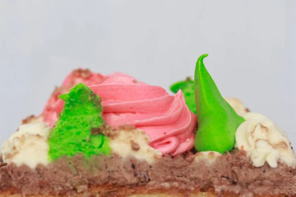  Dilimlenmiş kremsi çiçekli kek parçası yan görünümü kapat.