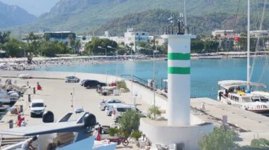 Kemer Marina 'nın tatil köyünün ana plajına yakınlığını gösteren görüntüler..