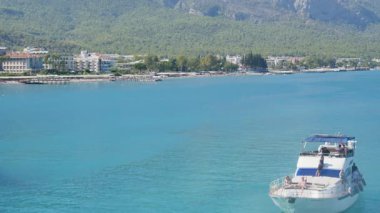 Bu video Kemer Limanı 'na girip çıkan tekneleri gösteriyor. Geleneksel korsan gemisi ve küçük motorlu tekneler özellikle dikkate değer..