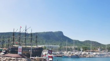 Türkiye, Kemer - 22 Eylül 2025. Türk Rivierası 'ndaki canlı Kemer limanının turizm ve tatil için deniz merkezini vurgulayan bir kurgu.. 