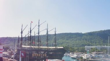 Türkiye, Kemer - 22 Eylül 2025. Akdeniz turizmi için temel bir merkez olan Kemer rıhtımının geniş açılı görüntüleri. 