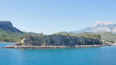 Kemer rıhtımının geniş açılı manzarası, Antalya Eyaleti 'ndeki Akdeniz turizmi için önemli bir merkez..