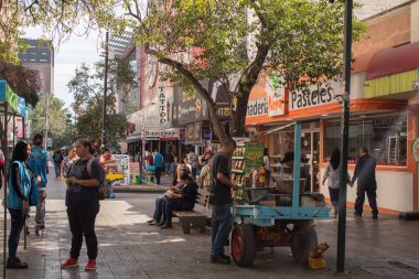 Monterrey, Meksika. 08-19-2019. Monterrey şehrinin merkezindeki Barrio Antiguo caddelerinin manzarası
