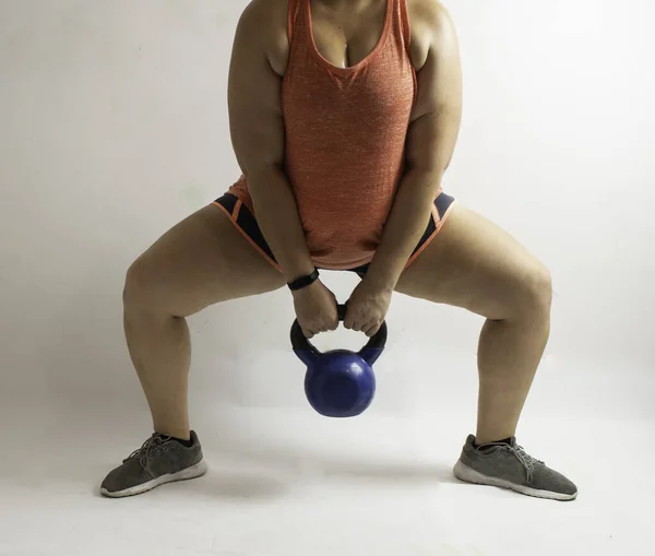Donna Bianca Che Esegue Squat Sumo Con Kettlebell Uno Sfondo — Foto Stock