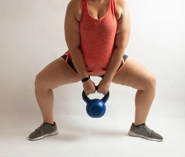 Donna Bianca Che Esegue Squat Sumo Con Kettlebell Uno Sfondo — Foto Stock