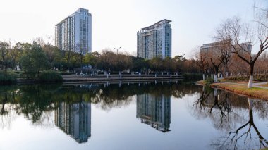 Gün batımında gölün üzerindeki köprü. Yüksek kalite fotoğraf