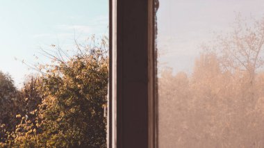 Binanın yan tarafında bir tabela. Yüksek kalite fotoğraf
