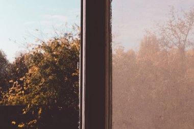Binanın yan tarafında bir tabela. Yüksek kalite fotoğraf