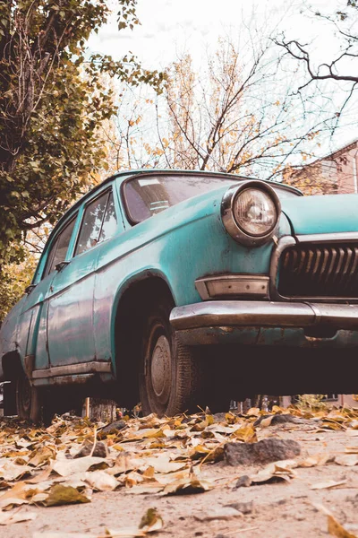 Egy Autó Parkol Járdán Egy Erdő Mellett Kiváló Minőségű Fénykép — Stock Fotó