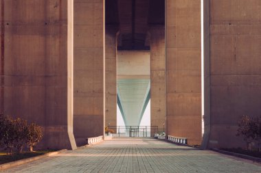 Modern şehrin şehir merkezinde köprü altında boş asfalt yol. Yüksek kalite fotoğraf